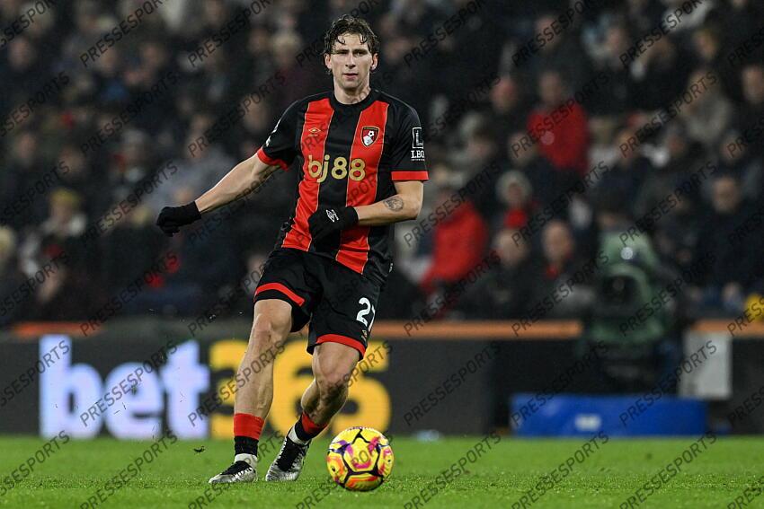 26.12.2024, Goldsands Stadium, Bournemouth, ENG, Premier League, AFC Bournemouth vs Crystal Palace, 18. Runde, im Bild Illya Zabarnyi of Bournemouth // Illya Zabarnyi of Bournemouth during the Premier League 18th round match between AFC Bournemouth and Crystal Palace at the Goldsands Stadium in Bournemouth, England on 2024/12/26. EXPA Pictures © 2024, PhotoCredit: EXPA/ Focus Images/ Jeremy Landey ATTENTION - for AUT, GER, FRA, ITA, SUI, POL, CRO, SLO only BOURNEMOUTH-CRYSTAL PALACE (0-0) 