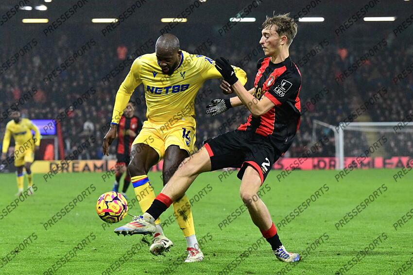 26.12.2024, Goldsands Stadium, Bournemouth, ENG, Premier League, AFC Bournemouth vs Crystal Palace, 18. Runde, im Bild Jean-Philippe Mateta of Crystal Palace is challenged by Dean Huijsen of Bournemouth // Jean-Philippe Mateta of Crystal Palace is challenged by Dean Huijsen of Bournemouth during the Premier League 18th round match between AFC Bournemouth and Crystal Palace at the Goldsands Stadium in Bournemouth, England on 2024/12/26. EXPA Pictures © 2024, PhotoCredit: EXPA/ Focus Images/ Jeremy Landey ATTENTION - for AUT, GER, FRA, ITA, SUI, POL, CRO, SLO only BOURNEMOUTH-CRYSTAL PALACE (0-0) 