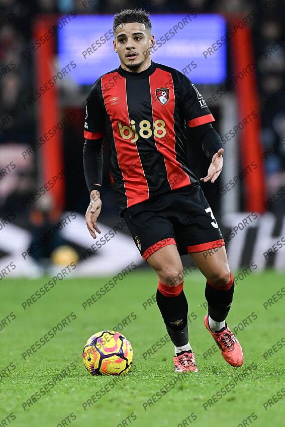 26.12.2024, Goldsands Stadium, Bournemouth, ENG, Premier League, AFC Bournemouth vs Crystal Palace, 18. Runde, im Bild Max Aarons of Bournemouth // Max Aarons of Bournemouth during the Premier League 18th round match between AFC Bournemouth and Crystal Palace at the Goldsands Stadium in Bournemouth, England on 2024/12/26. EXPA Pictures © 2024, PhotoCredit: EXPA/ Focus Images/ Jeremy Landey ATTENTION - for AUT, GER, FRA, ITA, SUI, POL, CRO, SLO only BOURNEMOUTH-CRYSTAL PALACE (0-0) 