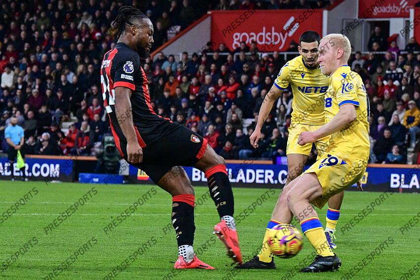 26.12.2024, Goldsands Stadium, Bournemouth, ENG, Premier League, AFC Bournemouth vs Crystal Palace, 18. Runde, im Bild Antoine Semenyo of Bournemouth shoots // Antoine Semenyo of Bournemouth shoots during the Premier League 18th round match between AFC Bournemouth and Crystal Palace at the Goldsands Stadium in Bournemouth, England on 2024/12/26. EXPA Pictures © 2024, PhotoCredit: EXPA/ Focus Images/ Jeremy Landey ATTENTION - for AUT, GER, FRA, ITA, SUI, POL, CRO, SLO only BOURNEMOUTH-CRYSTAL PALACE (0-0) 