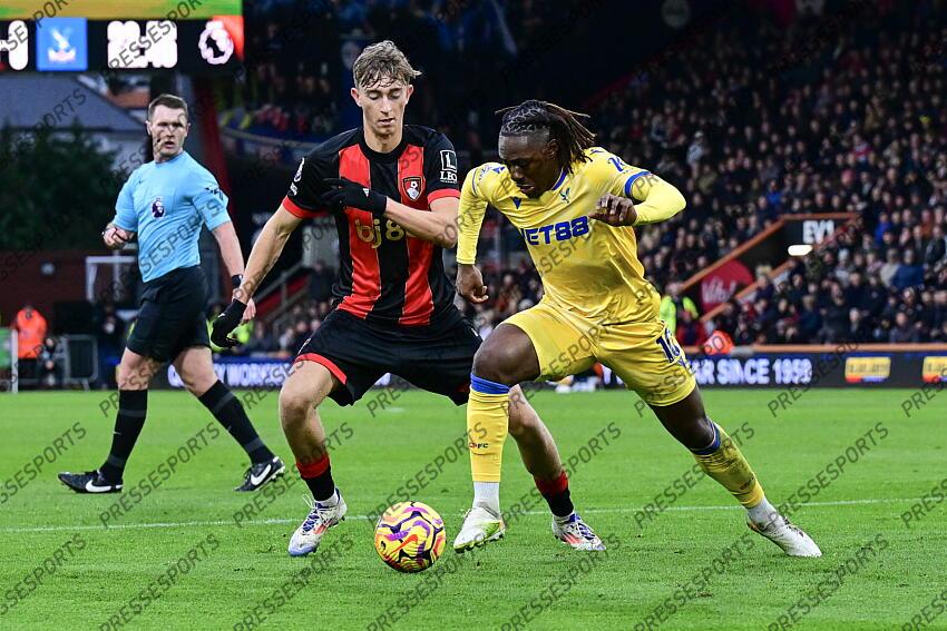 26.12.2024, Goldsands Stadium, Bournemouth, ENG, Premier League, AFC Bournemouth vs Crystal Palace, 18. Runde, im Bild Eberechi Eze of Crystal Palace tries to find a way past Dean Huijsen of Bournemouth // Eberechi Eze of Crystal Palace tries to find a way past Dean Huijsen of Bournemouth during the Premier League 18th round match between AFC Bournemouth and Crystal Palace at the Goldsands Stadium in Bournemouth, England on 2024/12/26. EXPA Pictures © 2024, PhotoCredit: EXPA/ Focus Images/ Jeremy Landey ATTENTION - for AUT, GER, FRA, ITA, SUI, POL, CRO, SLO only BOURNEMOUTH-CRYSTAL PALACE (0-0) 
