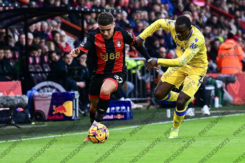 26.12.2024, Goldsands Stadium, Bournemouth, ENG, Premier League, AFC Bournemouth vs Crystal Palace, 18. Runde, im Bild Max Aarons of Bournemouth tries to find a way past Tyrick Mitchell of Crystal Palace // Max Aarons of Bournemouth tries to find a way past Tyrick Mitchell of Crystal Palace during the Premier League 18th round match between AFC Bournemouth and Crystal Palace at the Goldsands Stadium in Bournemouth, England on 2024/12/26. EXPA Pictures © 2024, PhotoCredit: EXPA/ Focus Images/ Jeremy Landey ATTENTION - for AUT, GER, FRA, ITA, SUI, POL, CRO, SLO only BOURNEMOUTH-CRYSTAL PALACE (0-0) 