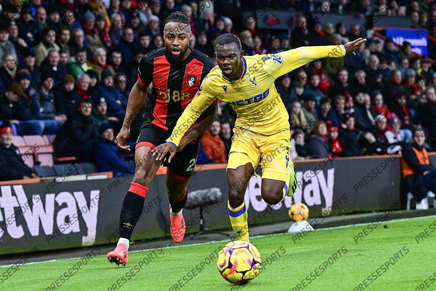26.12.2024, Goldsands Stadium, Bournemouth, ENG, Premier League, AFC Bournemouth vs Crystal Palace, 18. Runde, im Bild Antoine Semenyo of Bournemouth is tackled by Tyrick Mitchell of Crystal Palace // Antoine Semenyo of Bournemouth is tackled by Tyrick Mitchell of Crystal Palace during the Premier League 18th round match between AFC Bournemouth and Crystal Palace at the Goldsands Stadium in Bournemouth, England on 2024/12/26. EXPA Pictures © 2024, PhotoCredit: EXPA/ Focus Images/ Jeremy Landey ATTENTION - for AUT, GER, FRA, ITA, SUI, POL, CRO, SLO only BOURNEMOUTH-CRYSTAL PALACE (0-0) 