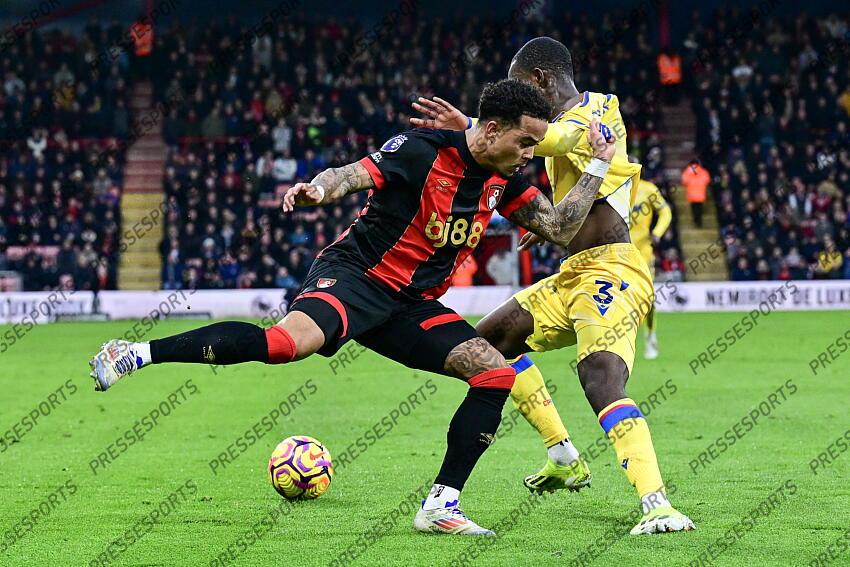 26.12.2024, Goldsands Stadium, Bournemouth, ENG, Premier League, AFC Bournemouth vs Crystal Palace, 18. Runde, im Bild Justin Kluivert of Bournemouth tries to find a way past Tyrick Mitchell of Crystal Palace // Justin Kluivert of Bournemouth tries to find a way past Tyrick Mitchell of Crystal Palace during the Premier League 18th round match between AFC Bournemouth and Crystal Palace at the Goldsands Stadium in Bournemouth, England on 2024/12/26. EXPA Pictures © 2024, PhotoCredit: EXPA/ Focus Images/ Jeremy Landey ATTENTION - for AUT, GER, FRA, ITA, SUI, POL, CRO, SLO only BOURNEMOUTH-CRYSTAL PALACE (0-0) 
