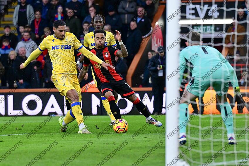 26.12.2024, Goldsands Stadium, Bournemouth, ENG, Premier League, AFC Bournemouth vs Crystal Palace, 18. Runde, im Bild Justin Kluivert of Bournemouth is tackled by Daniel Munoz of Crystal Palace // Justin Kluivert of Bournemouth is tackled by Daniel Munoz of Crystal Palace during the Premier League 18th round match between AFC Bournemouth and Crystal Palace at the Goldsands Stadium in Bournemouth, England on 2024/12/26. EXPA Pictures © 2024, PhotoCredit: EXPA/ Focus Images/ Jeremy Landey ATTENTION - for AUT, GER, FRA, ITA, SUI, POL, CRO, SLO only BOURNEMOUTH-CRYSTAL PALACE (0-0) 