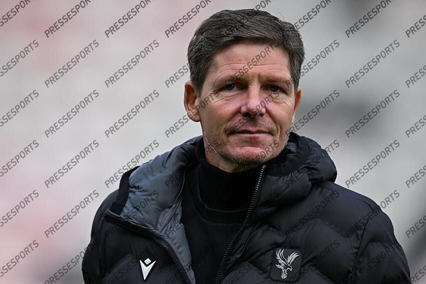 26.12.2024, Goldsands Stadium, Bournemouth, ENG, Premier League, AFC Bournemouth vs Crystal Palace, 18. Runde, im Bild Crystal Palace Manager Oliver Glasner // Crystal Palace Manager Oliver Glasner during the Premier League 18th round match between AFC Bournemouth and Crystal Palace at the Goldsands Stadium in Bournemouth, England on 2024/12/26. EXPA Pictures © 2024, PhotoCredit: EXPA/ Focus Images/ Jeremy Landey ATTENTION - for AUT, GER, FRA, ITA, SUI, POL, CRO, SLO only BOURNEMOUTH-CRYSTAL PALACE (0-0) 