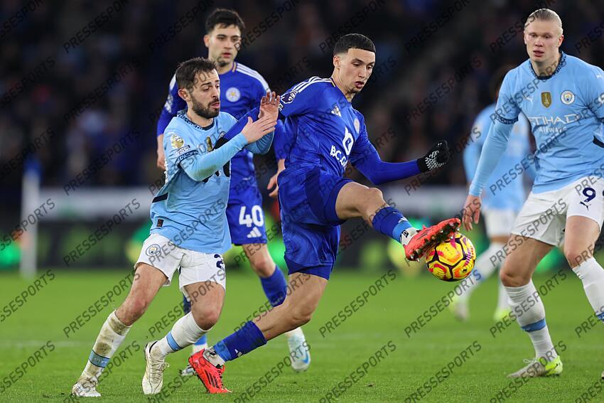 29 December 2024 Leicester - Premier League football - Leicester City v Manchester City - Bernardo Silva of Manchester City challenges Bilal El Khannouss of Leicester City. (Photo by Mark Leech). LEICESTER-MANCHESTER CITY (0-2) 