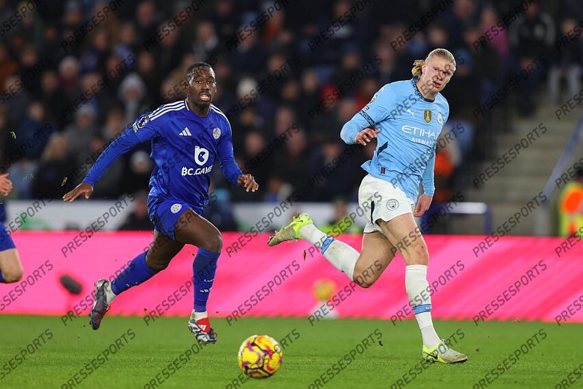 29 December 2024 Leicester - Premier League football - Leicester City v Manchester City - Boubakary Soumare of Leicester City and Erling Haaland of Manchester City. (Photo by Mark Leech). LEICESTER-MANCHESTER CITY (0-2) 