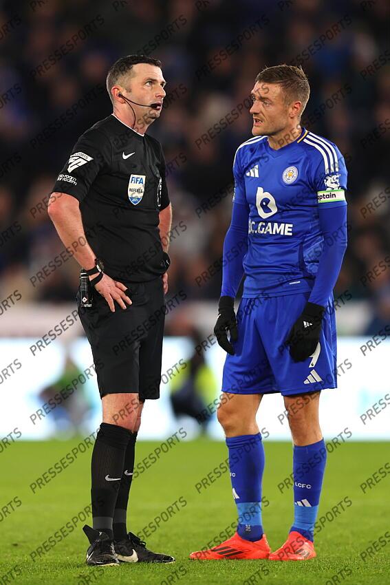 29 December 2024 Leicester - Premier League football - Leicester City v Manchester City - referee Michael Oliver in conversation with Jamie Vardy of Leicester City. (Photo by Mark Leech). LEICESTER-MANCHESTER CITY (0-2) 