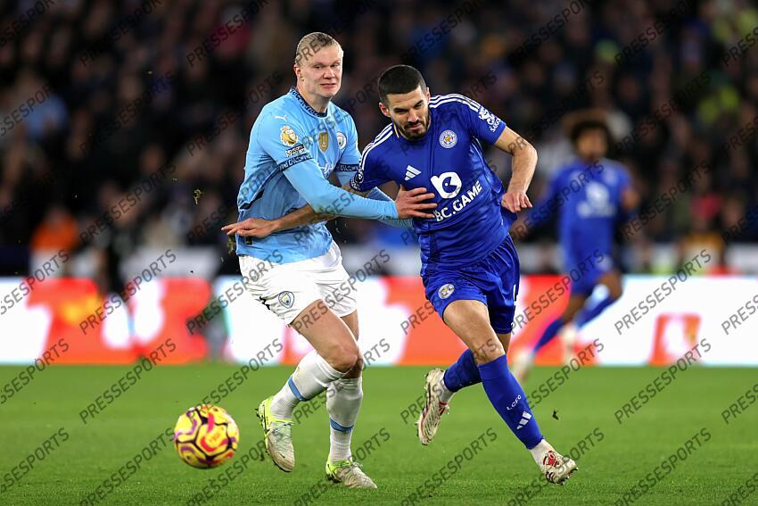 29 December 2024 Leicester - Premier League football - Leicester City v Manchester City - Erling Haaland of Manchester City challenges Conor Coady of Leicester City. (Photo by Mark Leech). LEICESTER-MANCHESTER CITY (0-2) 