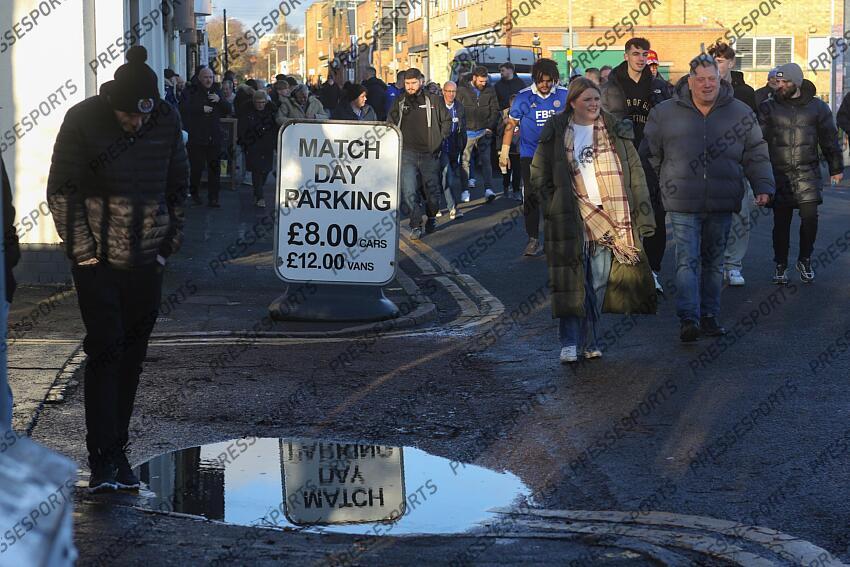 29 December 2024 Leicester - Premier League football - Leicester City v Manchester City - fans walk around a puddle on their way to the King Power Stadium. (Photo by Mark Leech). LEICESTER-MANCHESTER CITY (0-2) 