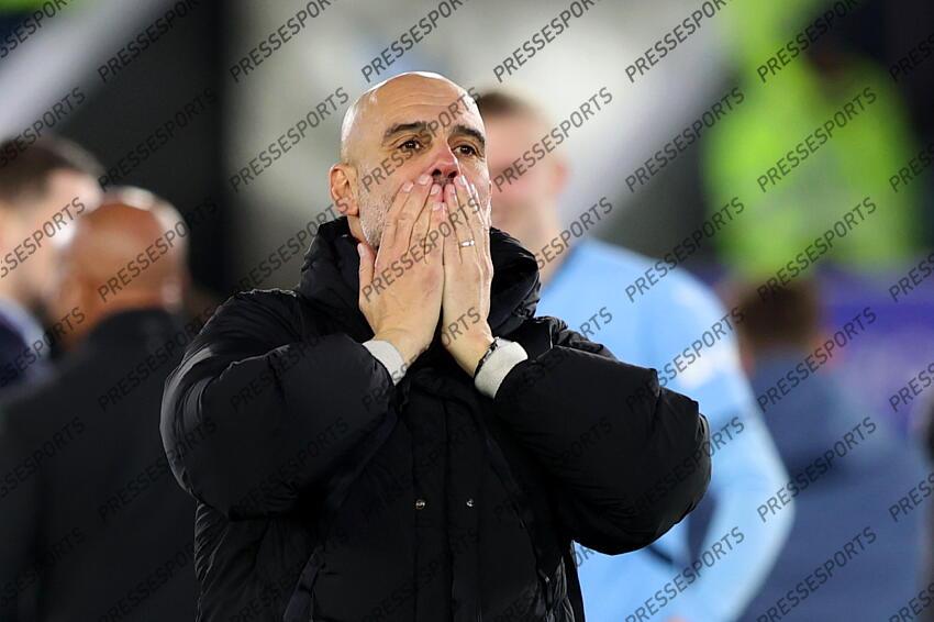 29 December 2024 Leicester - Premier League football - Leicester City v Manchester City - Manchester City manager Pep Guardiola blows a kiss to the travelling fans. (Photo by Mark Leech). LEICESTER-MANCHESTER CITY (0-2) 