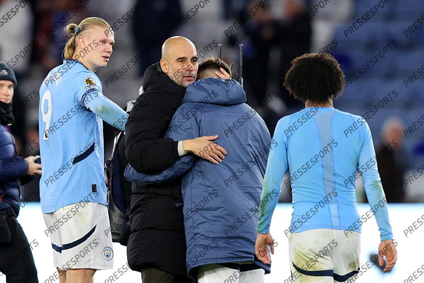 29 December 2024 Leicester - Premier League football - Leicester City v Manchester City - Manchester City manager Pep Guardiola hugs substitute James McAtee. (Photo by Mark Leech). LEICESTER-MANCHESTER CITY (0-2) 