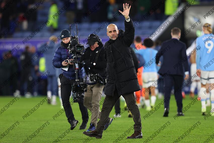 29 December 2024 Leicester - Premier League football - Leicester City v Manchester City - Manchester City manager Pep Guardiola waves to the travelling fans. (Photo by Mark Leech). LEICESTER-MANCHESTER CITY (0-2) 