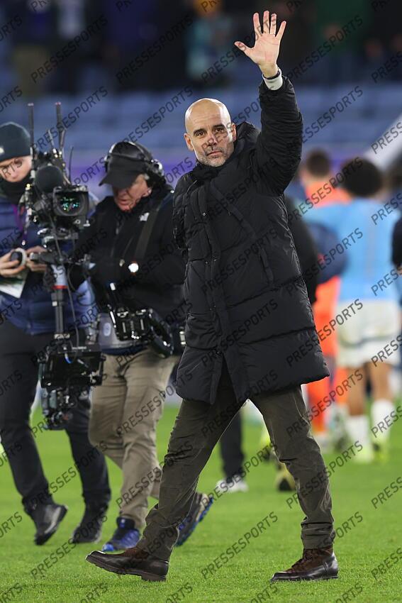 29 December 2024 Leicester - Premier League football - Leicester City v Manchester City - Manchester City manager Pep Guardiola waves to the travelling fans. (Photo by Mark Leech). LEICESTER-MANCHESTER CITY (0-2) 