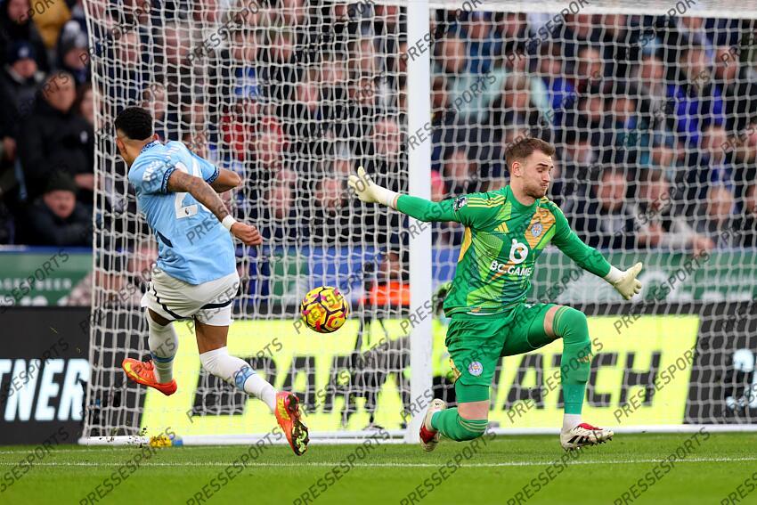 29 December 2024 Leicester - Premier League football - Leicester City v Manchester City - Leicester City goalkeeper Jakub Stolarczyk is beaten by the opening goal, scored by Savio of Manchester City. (Photo by Mark Leech). LEICESTER-MANCHESTER CITY (0-2) 
