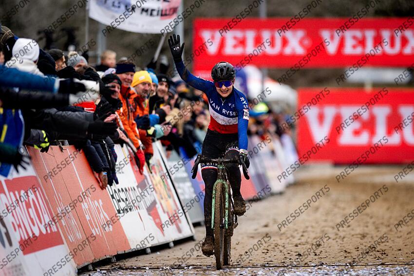 BESANCON, FRANCE - DECEMBER 29 : Clauzel Helene (FRA) during the 8th leg of the UCI Cyclocross World Cup series 2024-2025 for Women Elite in Besancon, France, 29/12/2024 ( Photo by Billy Ceusters / Photonews FEMMES ELITE BESANCON 