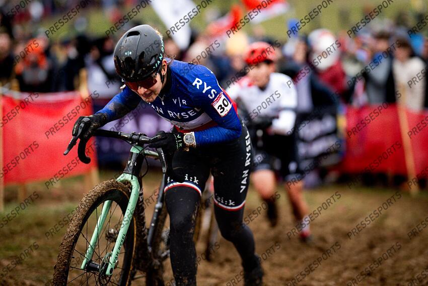 BESANCON, FRANCE - DECEMBER 29 : Clauzel Helene (FRA) during the 8th leg of the UCI Cyclocross World Cup series 2024-2025 for Women Elite in Besancon, France, 29/12/2024 ( Photo by Billy Ceusters / Photonews FEMMES ELITE BESANCON 
