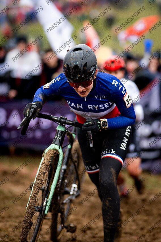 BESANCON, FRANCE - DECEMBER 29 : Clauzel Helene (FRA) during the 8th leg of the UCI Cyclocross World Cup series 2024-2025 for Women Elite in Besancon, France, 29/12/2024 ( Photo by Billy Ceusters / Photonews FEMMES ELITE BESANCON 