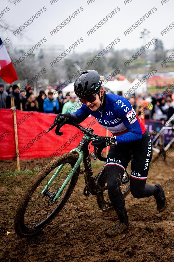 BESANCON, FRANCE - DECEMBER 29 : Clauzel Helene (FRA) during the 8th leg of the UCI Cyclocross World Cup series 2024-2025 for Women Elite in Besancon, France, 29/12/2024 ( Photo by Billy Ceusters / Photonews FEMMES ELITE BESANCON 