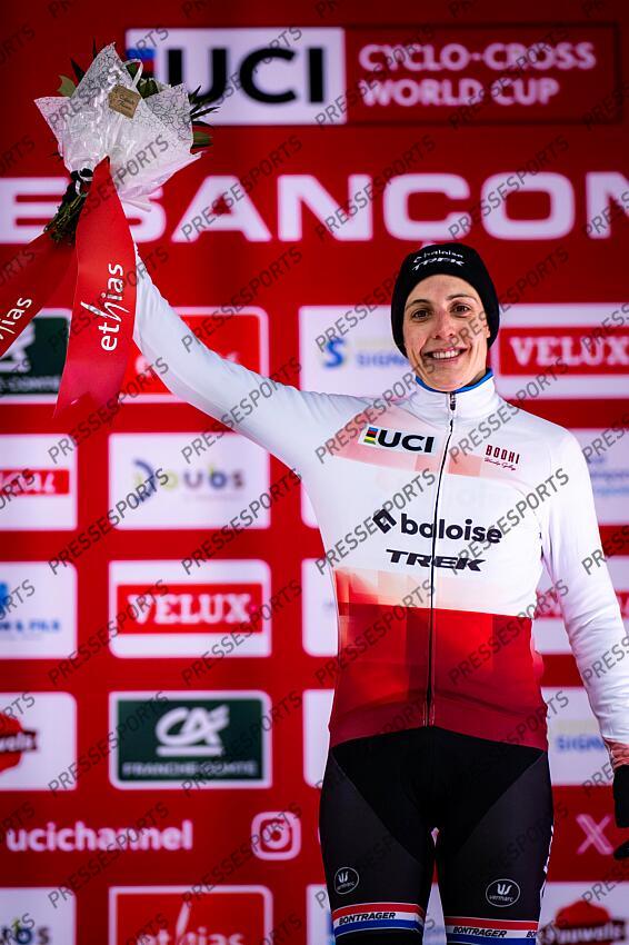 BESANCON, FRANCE - DECEMBER 29 : Brand Lucinda (NED) of Baloise Trek Lions pictured during the podium ceremony of the 8th leg of the UCI Cyclocross World Cup series 2024-2025 for Women Elite in Besancon, France, 29/12/2024 ( Photo by Billy Ceusters / Photonews FEMMES ELITE BESANCON 