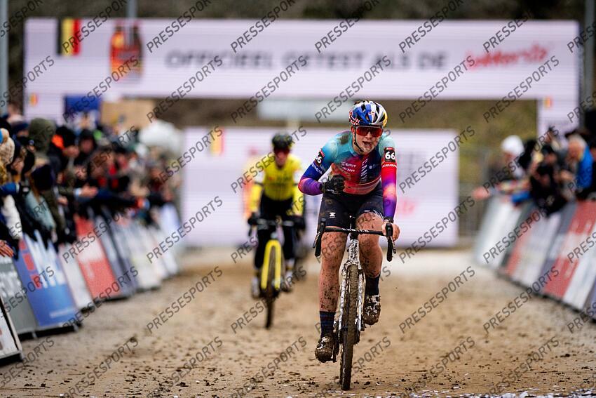 BESANCON, FRANCE - DECEMBER 29 : Backstedt Zoe (GBR) of Canyon - Sram Racing during the 8th leg of the UCI Cyclocross World Cup series 2024-2025 for Women Elite in Besancon, France, 29/12/2024 ( Photo by Billy Ceusters / Photonews FEMMES ELITE BESANCON 