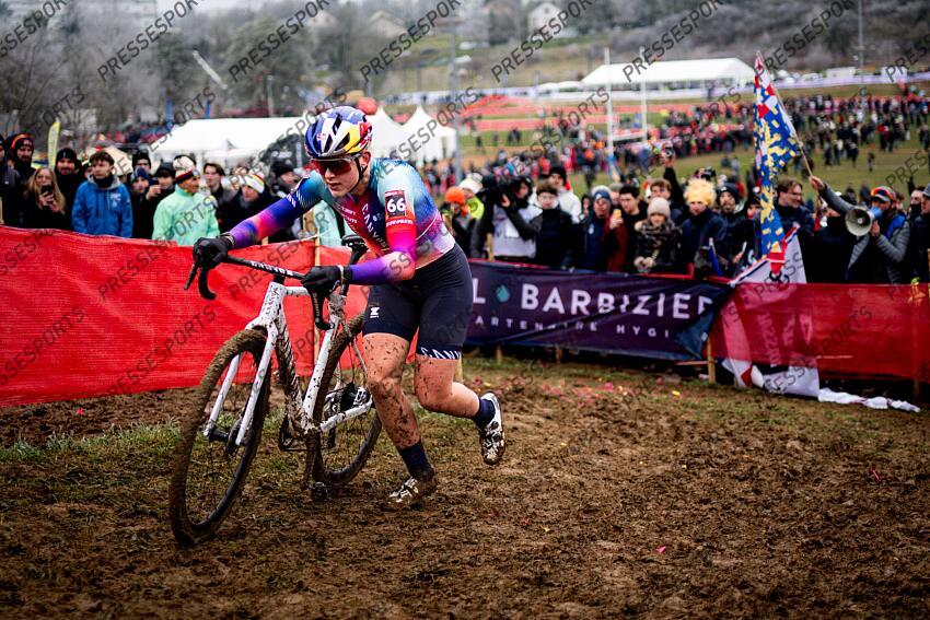 BESANCON, FRANCE - DECEMBER 29 : Backstedt Zoe (GBR) of Canyon - Sram Racing during the 8th leg of the UCI Cyclocross World Cup series 2024-2025 for Women Elite in Besancon, France, 29/12/2024 ( Photo by Billy Ceusters / Photonews FEMMES ELITE BESANCON 