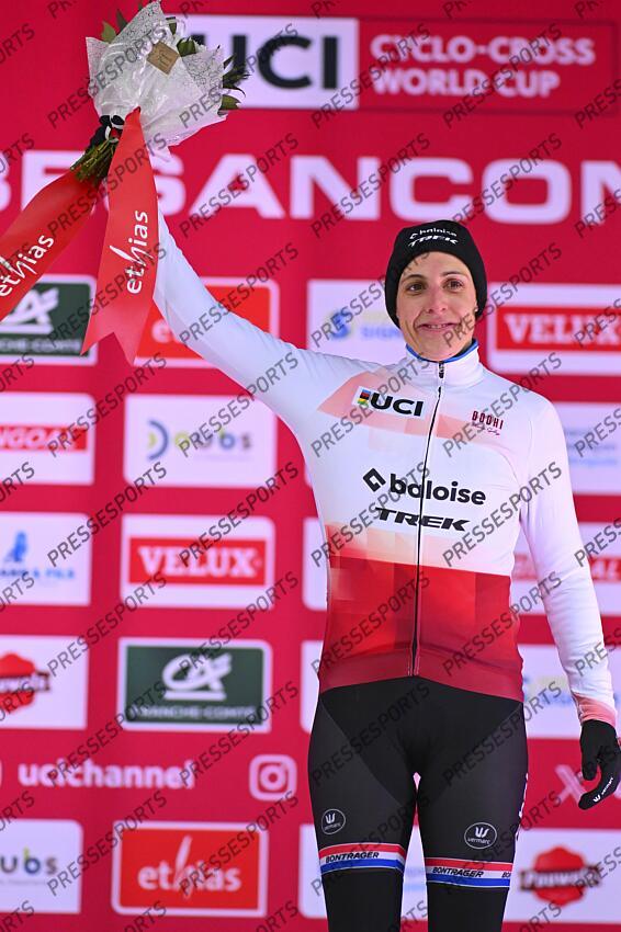 BESANCON, FRANCE - DECEMBER 29 : Brand Lucinda (NED) of Baloise Trek Lions pictured during the podium ceremony of the 8th leg of the UCI Cyclocross World Cup series 2024-2025 for Women Elite in Besancon, France, 29/12/2024 ( Photo by Billy Ceusters / Photonews FEMMES ELITE BESANCON 