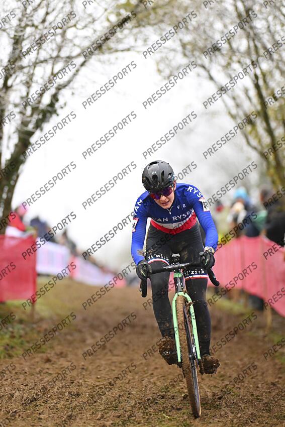 BESANCON, FRANCE - DECEMBER 29 : Clauzel Helene (FRA) during the 8th leg of the UCI Cyclocross World Cup series 2024-2025 for Women Elite in Besancon, France, 29/12/2024 ( Photo by Billy Ceusters / Photonews FEMMES ELITE BESANCON 
