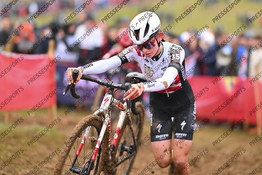 BESANCON, FRANCE - DECEMBER 29 : Muller Amandine (FRA) of As Bike Racing during the 8th leg of the UCI Cyclocross World Cup series 2024-2025 for Women Elite in Besancon, France, 29/12/2024 ( Photo by Billy Ceusters / Photonews FEMMES ELITE BESANCON 