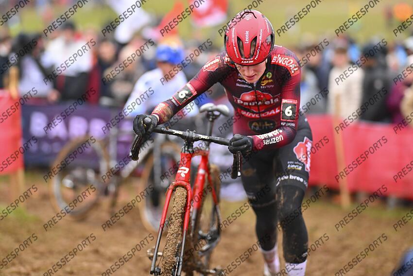 BESANCON, FRANCE - DECEMBER 29 : Bentveld Leonie (NED) of Pauwels Sauzen - Bingoal during the 8th leg of the UCI Cyclocross World Cup series 2024-2025 for Women Elite in Besancon, France, 29/12/2024 ( Photo by Billy Ceusters / Photonews FEMMES ELITE BESANCON 