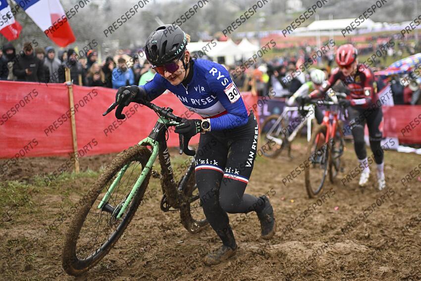 BESANCON, FRANCE - DECEMBER 29 : Clauzel Helene (FRA) during the 8th leg of the UCI Cyclocross World Cup series 2024-2025 for Women Elite in Besancon, France, 29/12/2024 ( Photo by Billy Ceusters / Photonews FEMMES ELITE BESANCON 