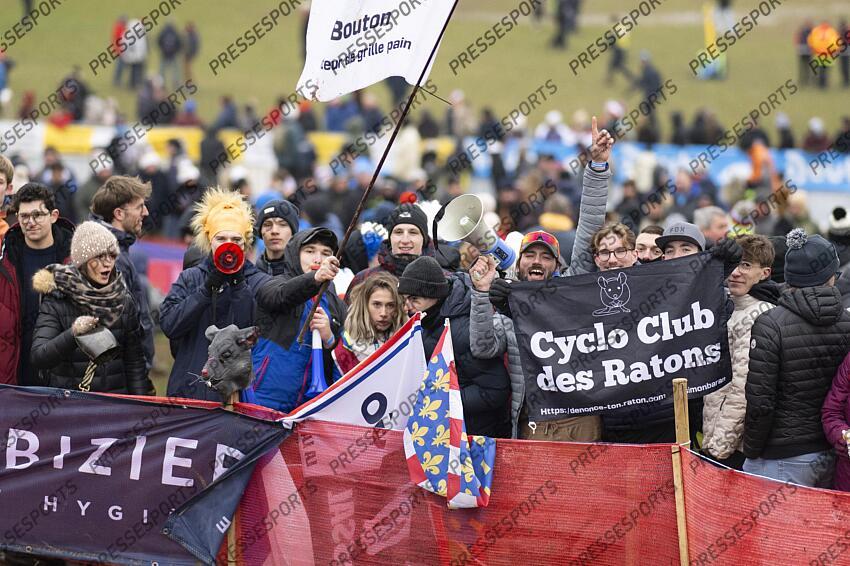 BESANCON, FRANCE - DECEMBER 29 : illustration picture of supporters during the 8th leg of the UCI Cyclocross World Cup series 2024-2025 for Women Elite in Besancon, France, 29/12/2024 ( Photo by Billy Ceusters / Photonews FEMMES ELITE BESANCON 