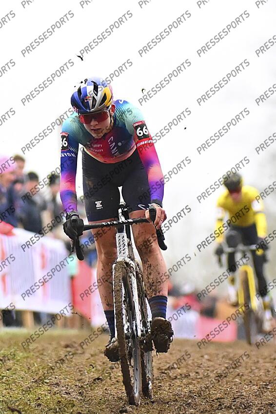 BESANCON, FRANCE - DECEMBER 29 : Backstedt Zoe (GBR) of Canyon - Sram Racing during the 8th leg of the UCI Cyclocross World Cup series 2024-2025 for Women Elite in Besancon, France, 29/12/2024 ( Photo by Billy Ceusters / Photonews FEMMES ELITE BESANCON 