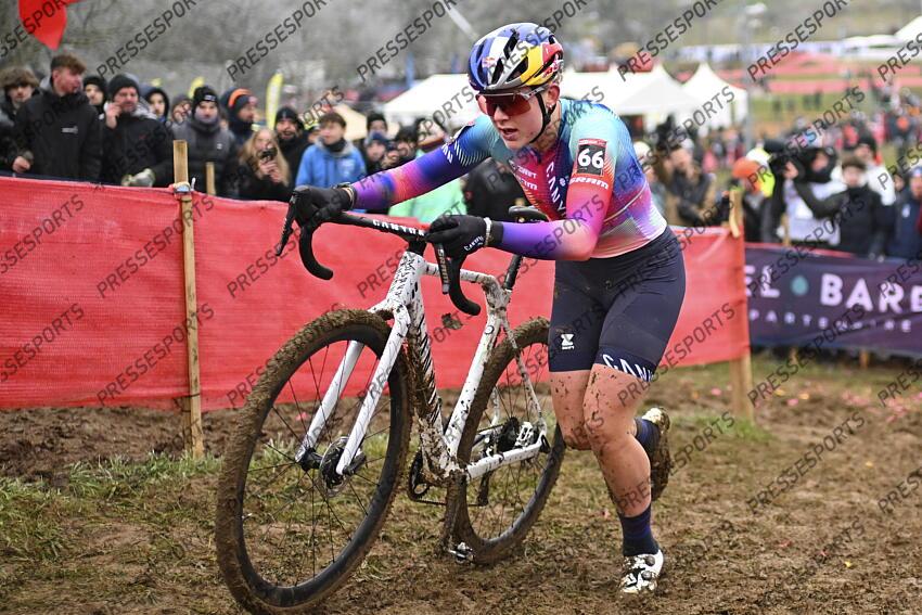 BESANCON, FRANCE - DECEMBER 29 : Backstedt Zoe (GBR) of Canyon - Sram Racing during the 8th leg of the UCI Cyclocross World Cup series 2024-2025 for Women Elite in Besancon, France, 29/12/2024 ( Photo by Billy Ceusters / Photonews FEMMES ELITE BESANCON 