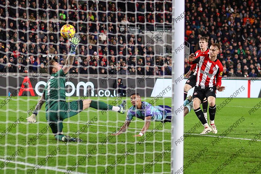 01 January 2025 - Premier League Football - Brentford v Arsenal - Gabriel Jesus of Arsenal scores their 1st goal to bring the score to 1-1 (Photo by Mark Leech). BRENTFORD-ARSENAL (1-3) 