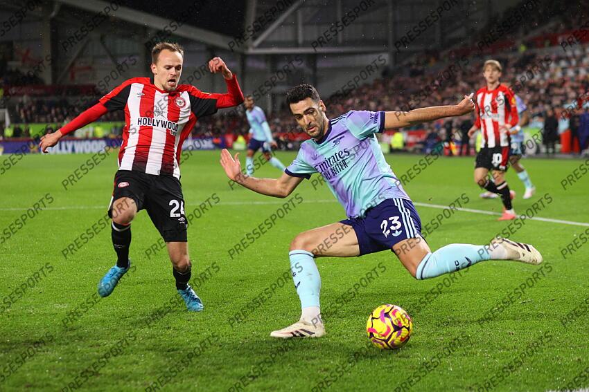 01 January 2025 - Premier League Football - Brentford v Arsenal - Mikkel Damsgaard of Brentford and Mikel Merino of Arsenal (Photo by Mark Leech). BRENTFORD-ARSENAL (1-3) 