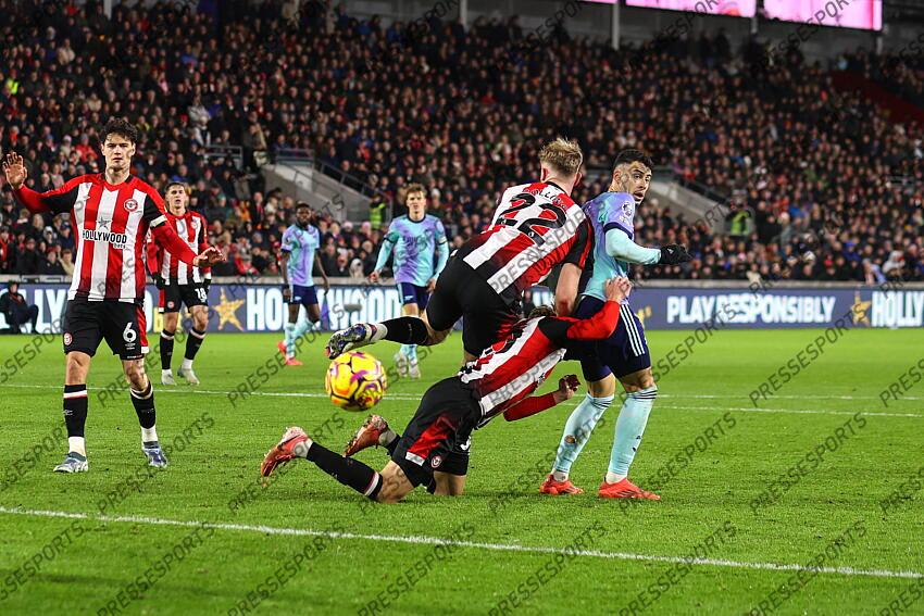 01 January 2025 - Premier League Football - Brentford v Arsenal - Nathan Collins and Mads Roerslev of Brentford collide with Gabriel Martinelli of Arsenal (Photo by Mark Leech). BRENTFORD-ARSENAL (1-3) 