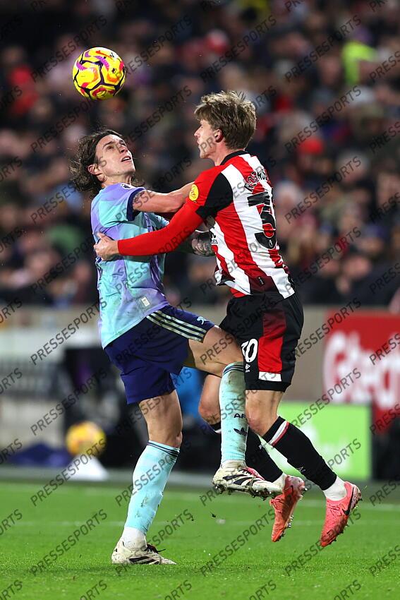 01 January 2025 - Premier League Football - Brentford v Arsenal - Riccardo Calafiori of Arsenal and Mads Roerslev of Brentford (Photo by Mark Leech). BRENTFORD-ARSENAL (1-3) 