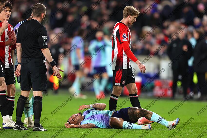 01 January 2025 - Premier League Football - Brentford v Arsenal - Gabriel Jesus of Arsenal lies on the ground (Photo by Mark Leech). BRENTFORD-ARSENAL (1-3) 