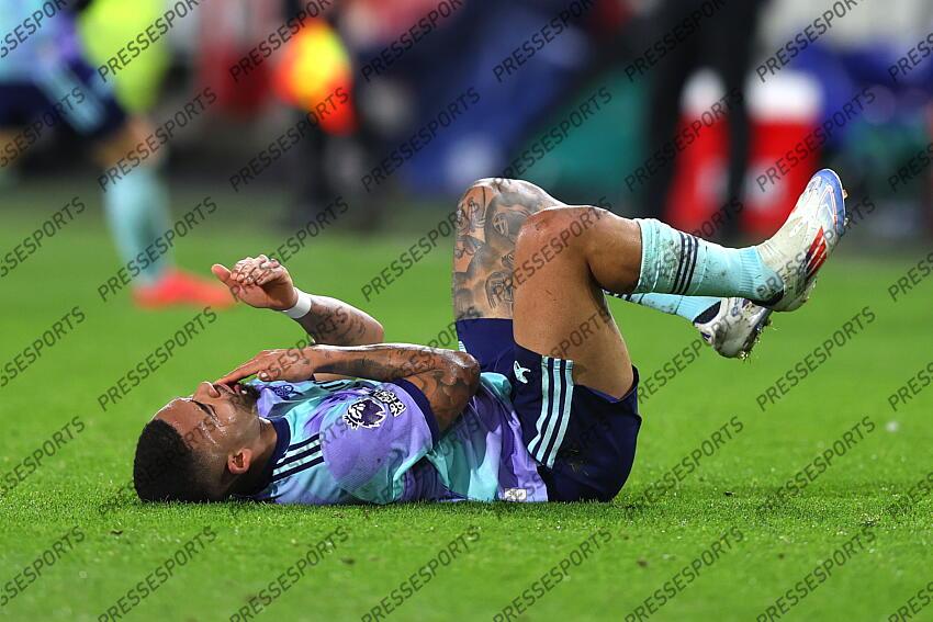 01 January 2025 - Premier League Football - Brentford v Arsenal - Gabriel Jesus of Arsenal puts a hand to his lip as he lies on the ground (Photo by Mark Leech). BRENTFORD-ARSENAL (1-3) 