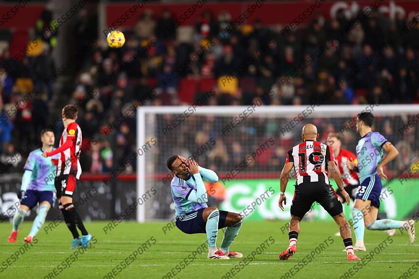 01 January 2025 - Premier League Football - Brentford v Arsenal - Gabriel of Arsenal goes down holding his head (Photo by Mark Leech). BRENTFORD-ARSENAL (1-3) 