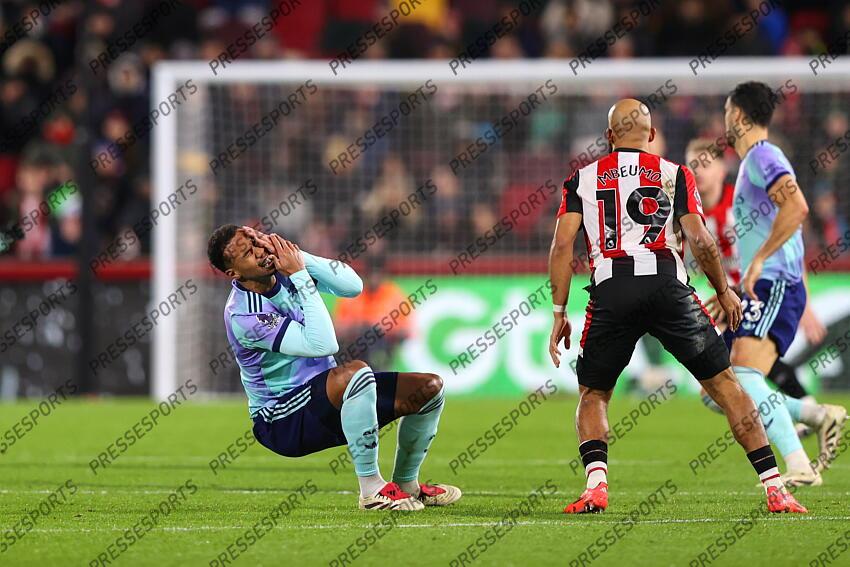 01 January 2025 - Premier League Football - Brentford v Arsenal - Gabriel of Arsenal goes down holding his head (Photo by Mark Leech). BRENTFORD-ARSENAL (1-3) 