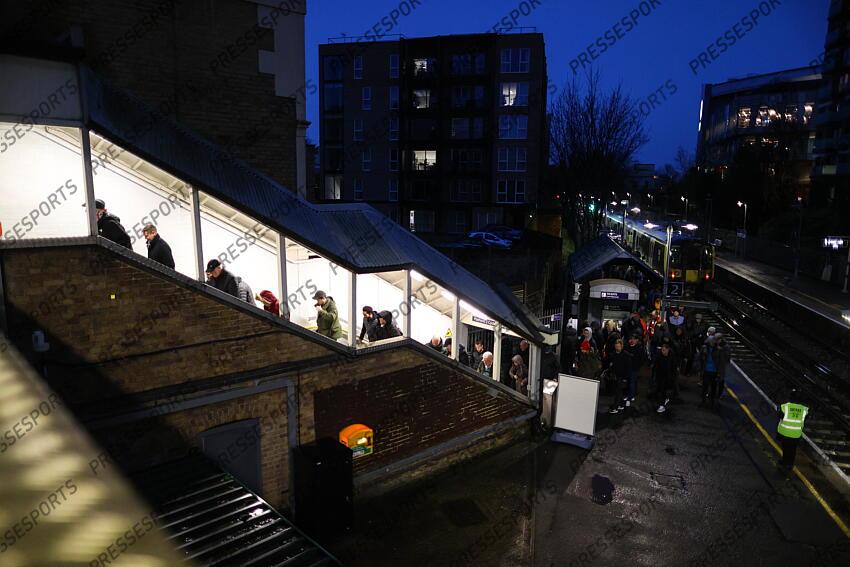 01 January 2025 - Premier League Football - Brentford v Arsenal - Brentford fans leave Kew Bridge station (Photo by Mark Leech). BRENTFORD-ARSENAL (1-3) 