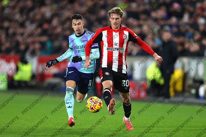 01 January 2025 - Premier League Football - Brentford v Arsenal - Gabriel Martinelli of Arsenal and Mads Roerslev of Brentford (Photo by Mark Leech). BRENTFORD-ARSENAL (1-3) 