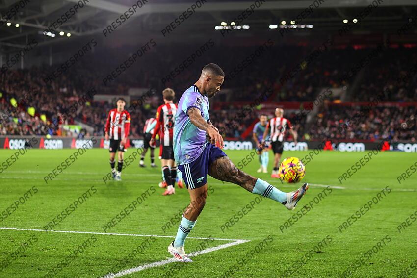 01 January 2025 - Premier League Football - Brentford v Arsenal - Gabriel Jesus of Arsenal celebrates scoring their 1st goal by kicking the ball into the air (Photo by Mark Leech). BRENTFORD-ARSENAL (1-3) 