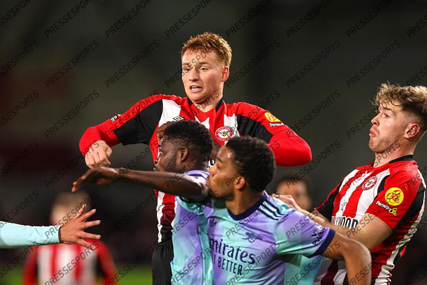 01 January 2025 - Premier League Football - Brentford v Arsenal - Sepp van den Berg and Nathan Collins of Brentford go up for a header with Thomas Partey of Arsenal (Photo by Mark Leech). BRENTFORD-ARSENAL (1-3) 