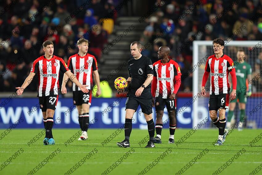 01 January 2025 - Premier League Football - Brentford v Arsenal - Referee Peter Bankes brings the ball back to the centre spot after the third Arsenal goal (Photo by Mark Leech). BRENTFORD-ARSENAL (1-3) 