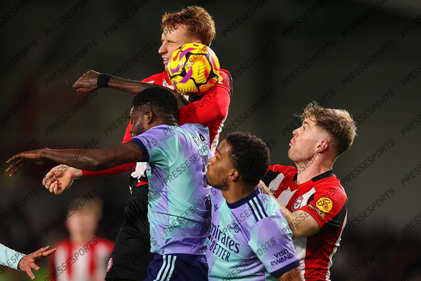 01 January 2025 - Premier League Football - Brentford v Arsenal - Sepp van den Berg and Nathan Collins of Brentford go up for a header with Thomas Partey of Arsenal (Photo by Mark Leech). BRENTFORD-ARSENAL (1-3) 