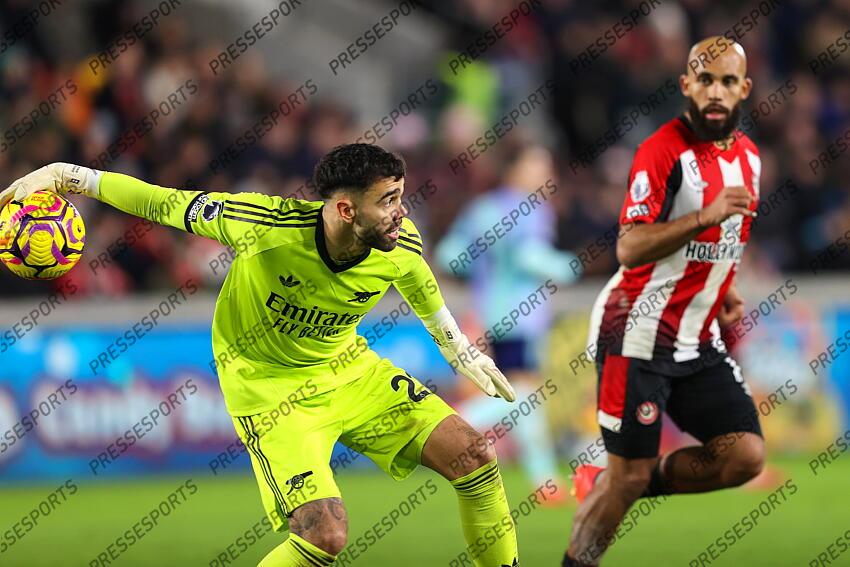 01 January 2025 - Premier League Football - Brentford v Arsenal - Arsenal goalkeeper David Raya distributes the ball (Photo by Mark Leech). BRENTFORD-ARSENAL (1-3) 